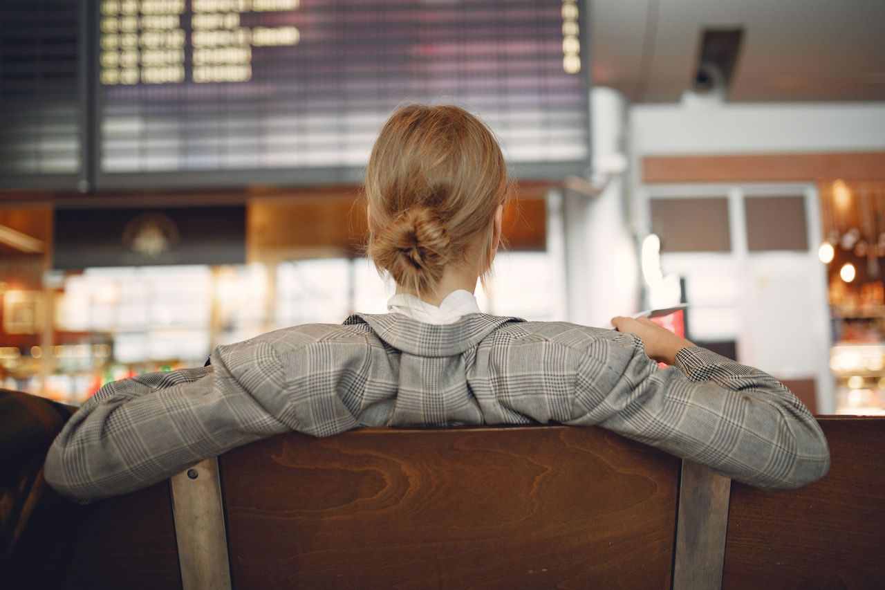 Viajeros corporativos en el aeropuerto