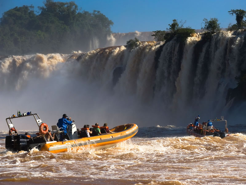 Paseo náutico bajo las cataratas