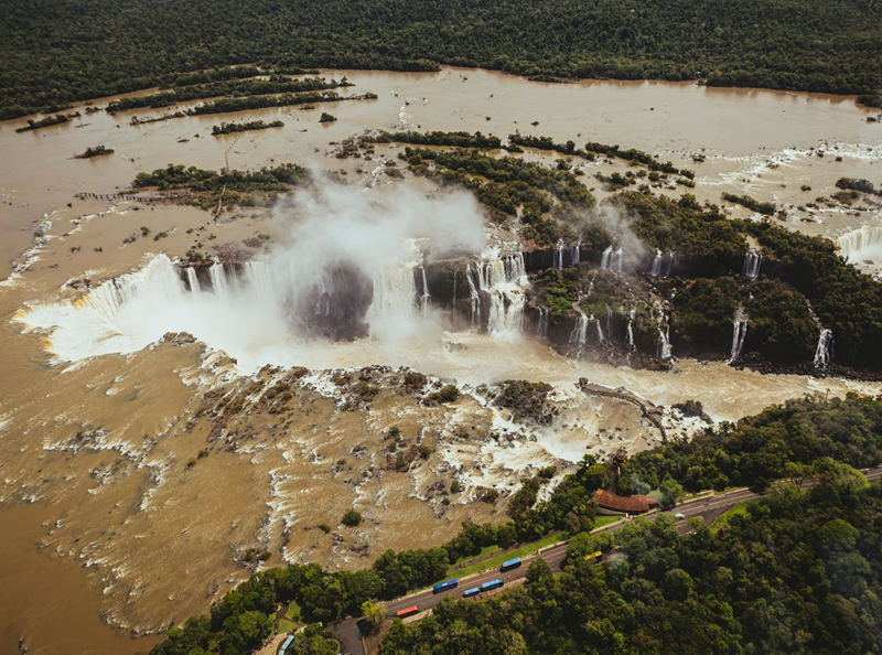 Vista panorámica de Cataratas del Iguazú al amanecer