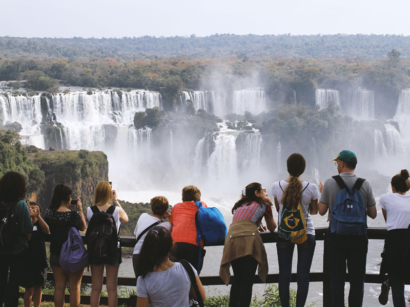 Visitantes en las pasarelas de Cataratas del Iguazú