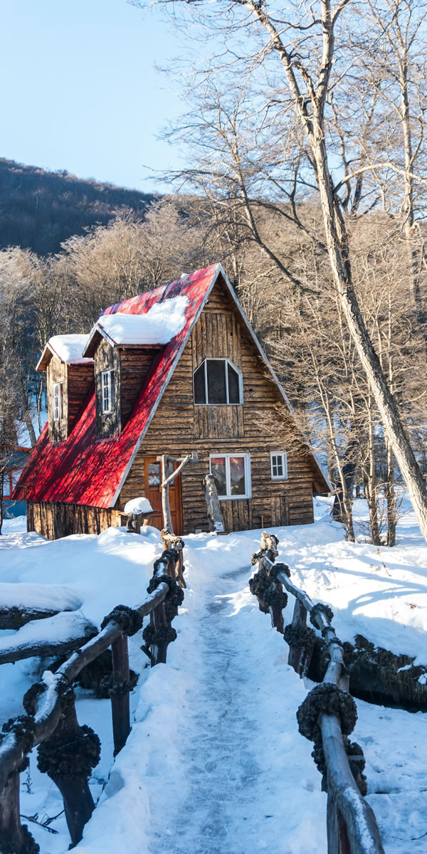 Refugio de montaña en la nieve