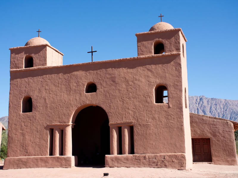 Iglesia de adobe en la Puna