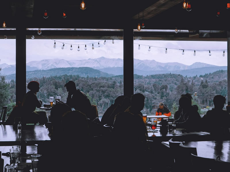 Vista panorámica desde un restaurante de montaña